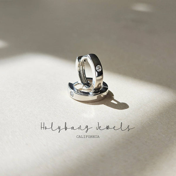 SOLITAIRE HUGGIE EARRINGS - E-H5036 / E-HT1152: BLACK / 6MM - Lulu Bella Boutique