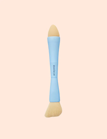 What is it? An award-winning 4-in-1 makeup brush that packs all your essential beauty applicators: concealer sponge, blush, brow, and eyeshadow brush, in one easy tool.