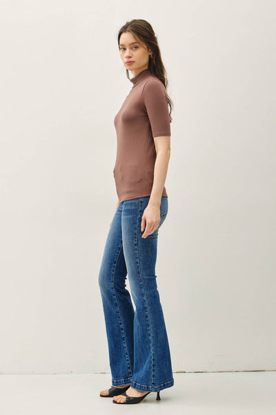 SHORT SLEEVE MOCKNECK KNIT TOP : Brown