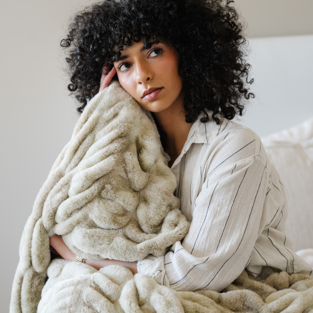 DOUBLE RUCHED FAUX FUR THROW BLANKETS: Sandshell Blend