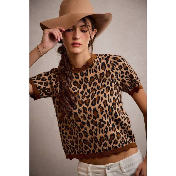 LEOPARD PRINT SHORT SLEEVES SCALLOP RIB KNIT: LEOPARD/BROWN