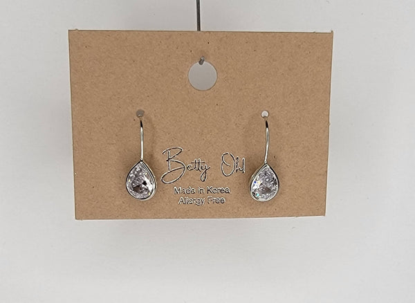 TEARDROP FISH HOOK EARRINGS.: GOLD