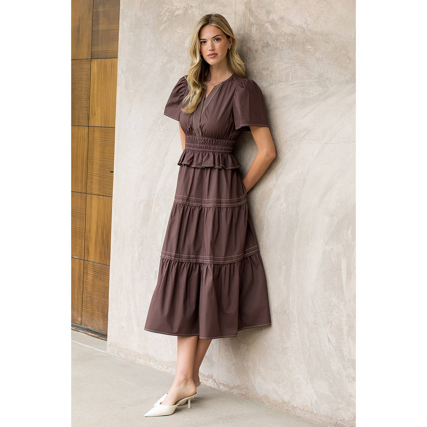 Short Sleeve V-Neck Tiered Midi Dress: BROWN XS