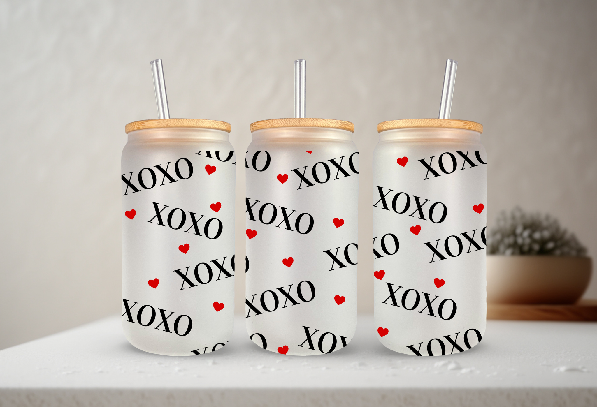 XOXO Hearts | VINYL | 20oz Can Glass with Bamboo Lid & Straw: Frosted