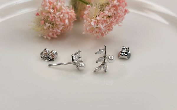 Cz Post Earring: Gold