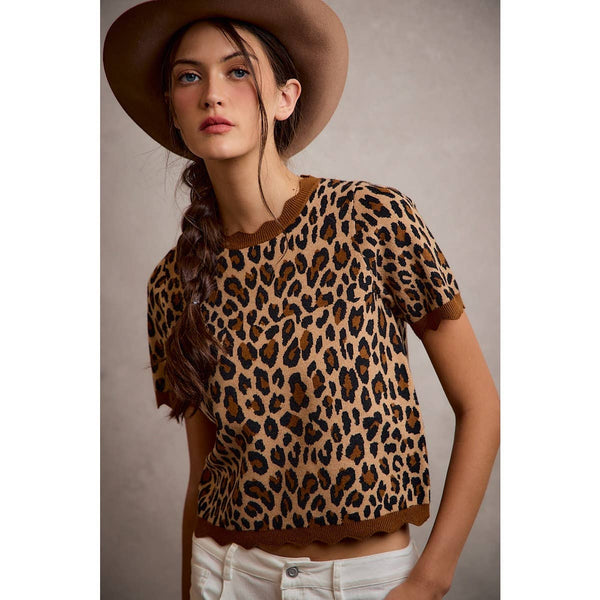 LEOPARD PRINT SHORT SLEEVES SCALLOP RIB KNIT: LEOPARD/BROWN