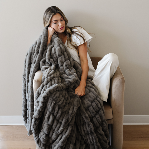 DOUBLE RUCHED FAUX FUR XL THROW BLANKETS: Snow