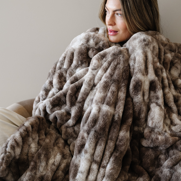 DOUBLE RUCHED FAUX FUR THROW BLANKETS: Sandshell Blend