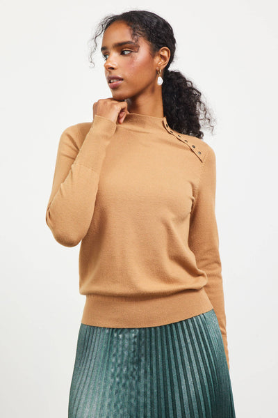 MOCK NECK SWEATER WITH BUTTON DETAIL: CAMEL