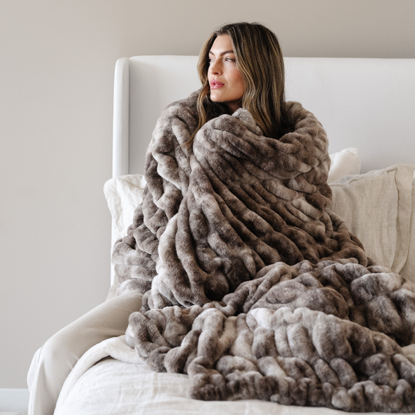 DOUBLE RUCHED FAUX FUR THROW BLANKETS: Woodrose