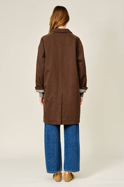 CHECKED INSIDE MIDI TRENCH COAT: BROWN