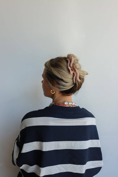 KAXI ORIGINAL WAVY HOLD EVERYTHING CLAW: HONEY BLONDE - Lulu Bella Boutique