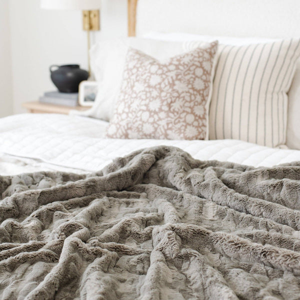PATTERNED FAUX FUR THROW BLANKETS: Feather