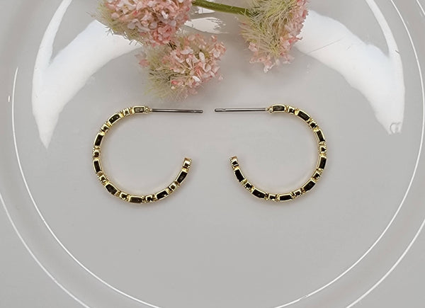 DECO HOOP EARRINGS.: White