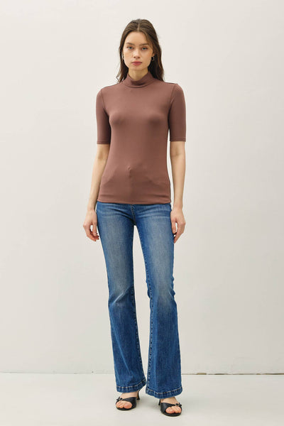 SHORT SLEEVE MOCKNECK KNIT TOP : Brown