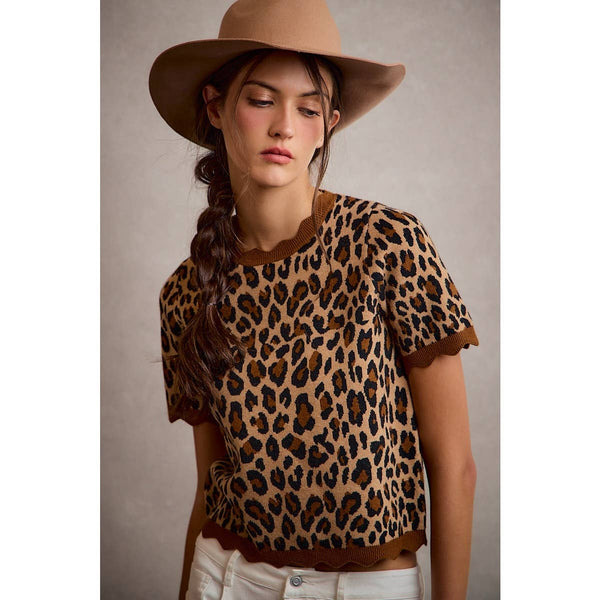 LEOPARD PRINT SHORT SLEEVES SCALLOP RIB KNIT: LEOPARD/BROWN