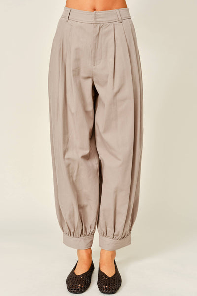 TENCEL SHIRRING BARREL BALLOON PANTS: LATTE