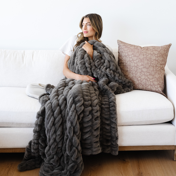 DOUBLE RUCHED FAUX FUR THROW BLANKETS: Woodrose