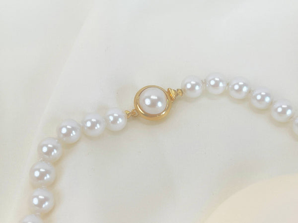 Single strand large white pearl necklace, pearl necklace