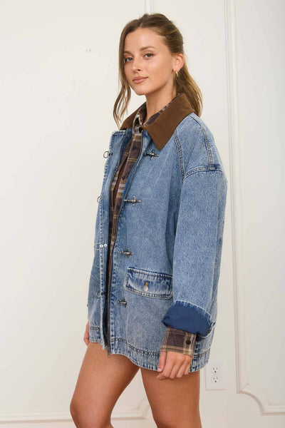 CONTRAST COLLAR LATCH HOOK WASHED DENIM JACKET: DENIM
