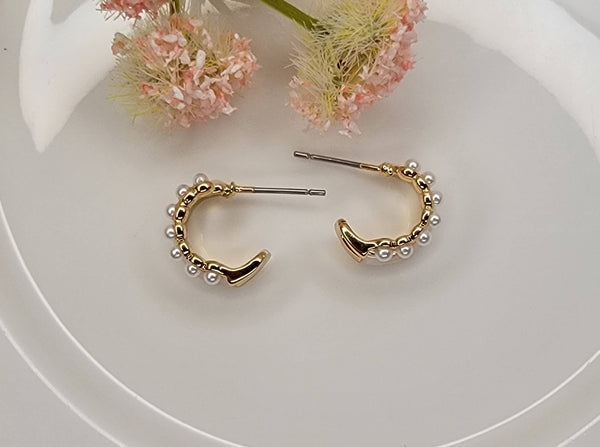 SMALL DOUBLE LAYRED HOOP EARRINGS.