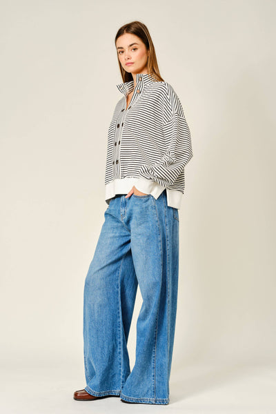 PULLOVER STRIPED EYELET DETAIL SWEATSHIRTS: OFF WHITE / BLACK