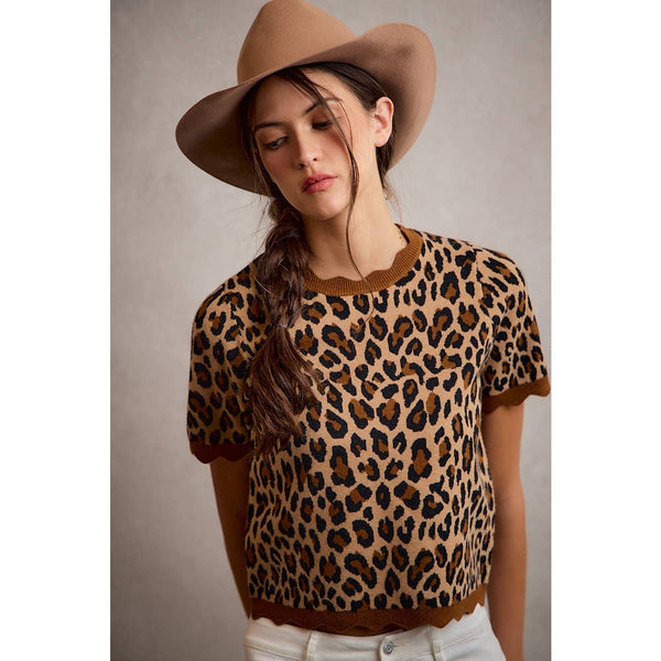 LEOPARD PRINT SHORT SLEEVES SCALLOP RIB KNIT: LEOPARD/BROWN
