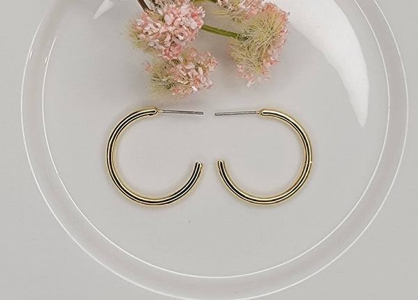 SMALL HOOP EARRINGS.