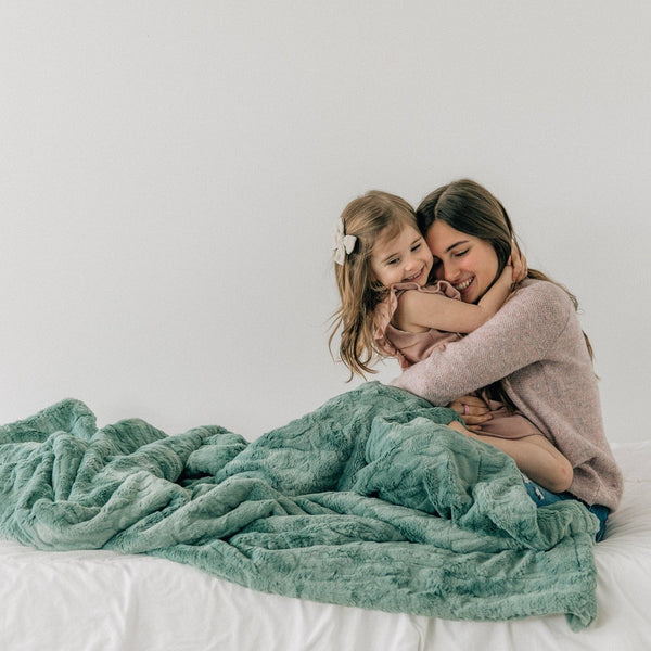 PATTERNED FAUX FUR THROW BLANKETS: Cashmere