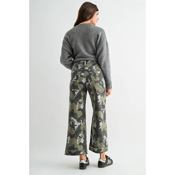 HIGH-RISE WIDE LEG CROP CAMOUFLAGE CUFFED HEM: AMULET GREEN