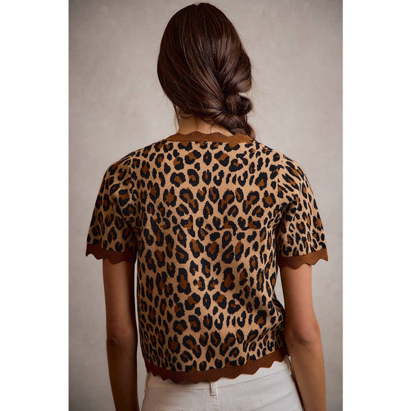 LEOPARD PRINT SHORT SLEEVES SCALLOP RIB KNIT: LEOPARD/BROWN