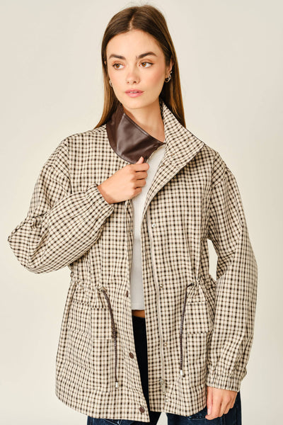 PLAID FAUX LEATHER MOCK NECK DETAIL JACKET: CREAM/BROWN
