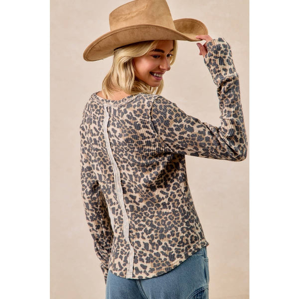 LEOPARD PRINT WASHED WAFFLE THERMAL TOP WITH THUMB: LEOPARD