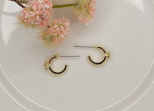 WEDDING RING STYLE MINI HOOP. - Lulu Bella Boutique