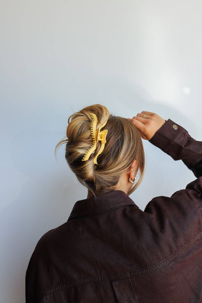 KAXI ORIGINAL WAVY HOLD EVERYTHING CLAW: HONEY BLONDE - Lulu Bella Boutique