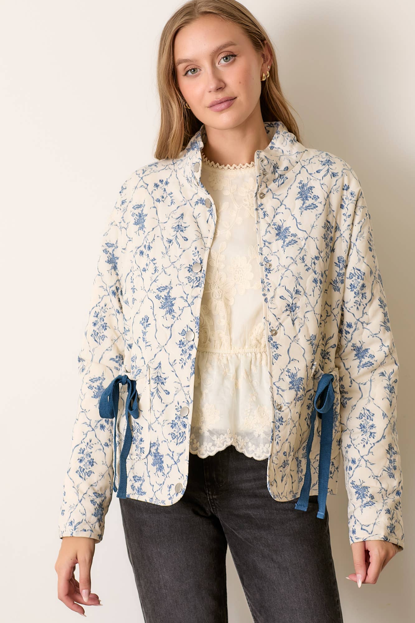 PRINTED PATTERN PADDED JACKET: CREAM MULTI / M