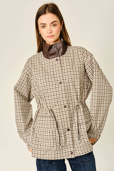 PLAID FAUX LEATHER MOCK NECK DETAIL JACKET: CREAM/BROWN