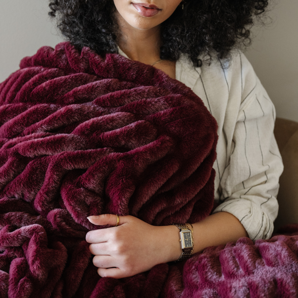 DOUBLE RUCHED FAUX FUR THROW BLANKETS: Woodrose