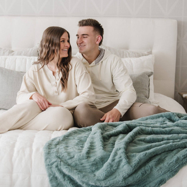 PATTERNED FAUX FUR THROW BLANKETS: Cashmere