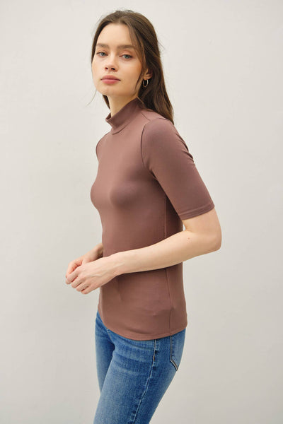 SHORT SLEEVE MOCKNECK KNIT TOP : Brown