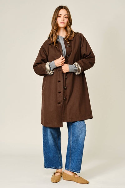 CHECKED INSIDE MIDI TRENCH COAT: BROWN