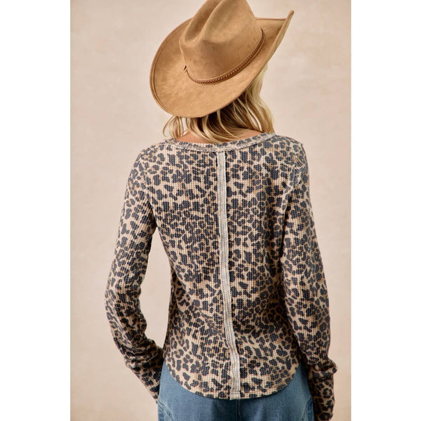 LEOPARD PRINT WASHED WAFFLE THERMAL TOP WITH THUMB: LEOPARD