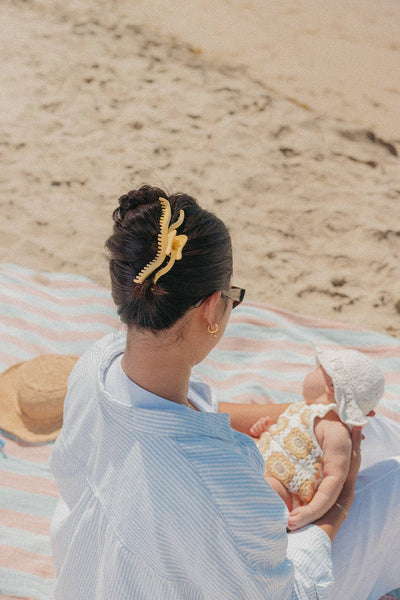 KAXI ORIGINAL WAVY HOLD EVERYTHING CLAW: HONEY BLONDE - Lulu Bella Boutique