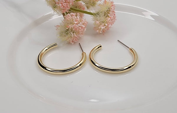 SMALL HOOP EARRINGS.