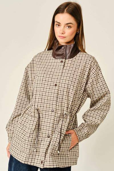 PLAID FAUX LEATHER MOCK NECK DETAIL JACKET: CREAM/BROWN