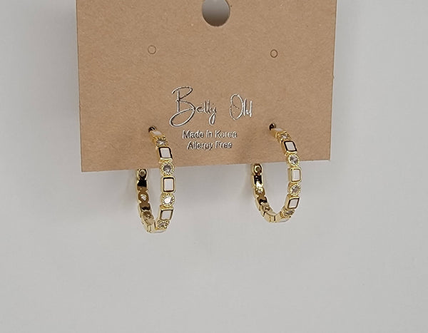 DECO HOOP EARRINGS.: White