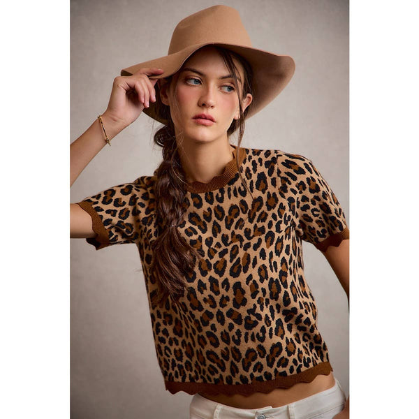 LEOPARD PRINT SHORT SLEEVES SCALLOP RIB KNIT: LEOPARD/BROWN