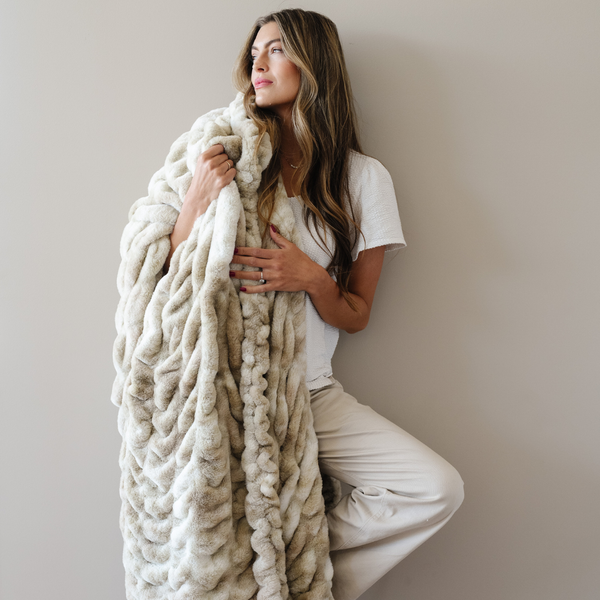 DOUBLE RUCHED FAUX FUR THROW BLANKETS: Woodrose