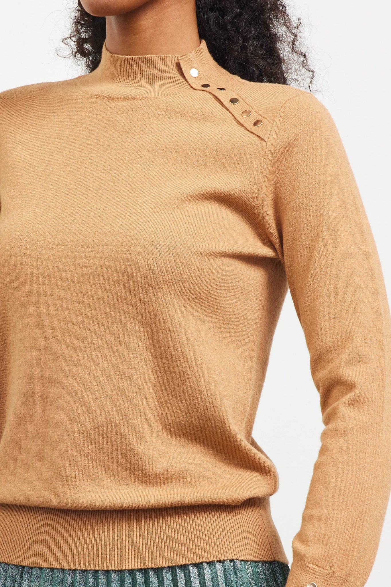 MOCK NECK SWEATER WITH BUTTON DETAIL: CAMEL
