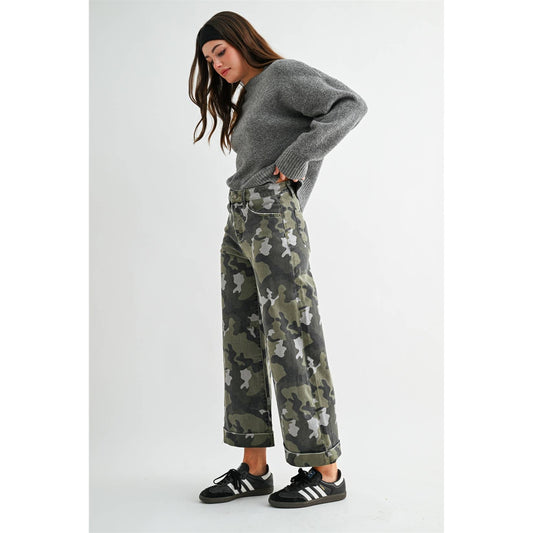 HIGH-RISE WIDE LEG CROP CAMOUFLAGE CUFFED HEM: AMULET GREEN